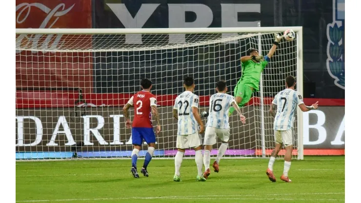 Claudio Bravo fue figura en Santiago del Estero