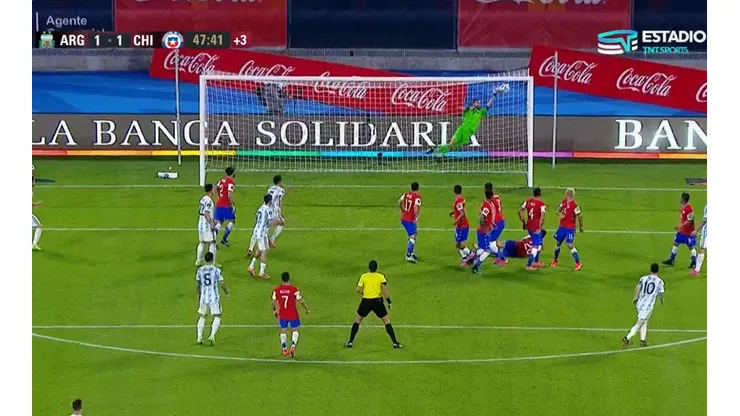 La extraordinaria tapada de Claudio Bravo a Lionel Messi en el Argentina-Chile.