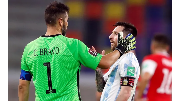 Prensa argentina asegura que Chile empató por la muralla Claudio Bravo.