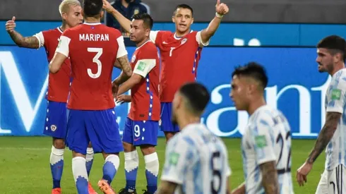 Alexis Sánchez festeja su gol en el empate 1-1 de la selección chilena en Argentina.