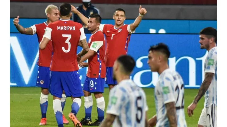 Alexis Sánchez festeja su gol en el empate 1-1 de la selección chilena en Argentina.