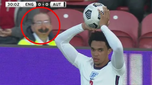 Un guardia con una máscara apareció en partido de Inglaterra