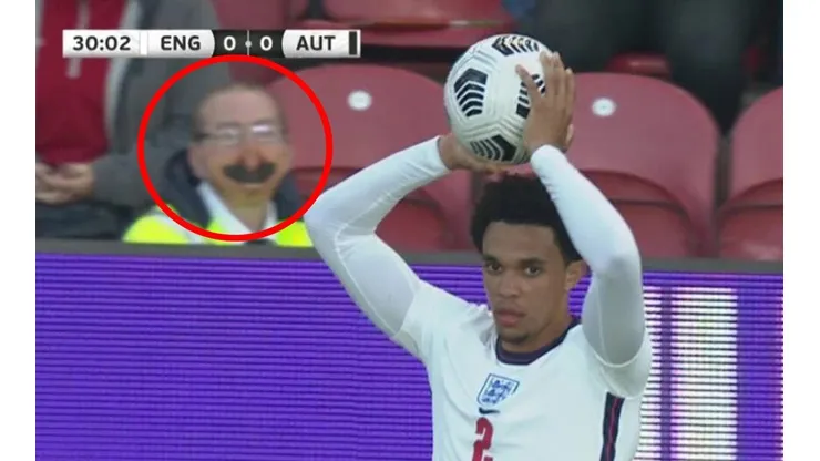 Un guardia con una máscara apareció en partido de Inglaterra