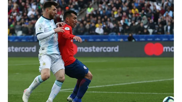 Messi vuelve a enfrentar a la Roja, una de sus bestias negras según la prensa española
