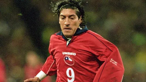 Iván Zamorano defendiendo a la Roja en Sydney 2000