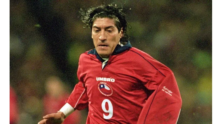 Iván Zamorano defendiendo a la Roja en Sydney 2000