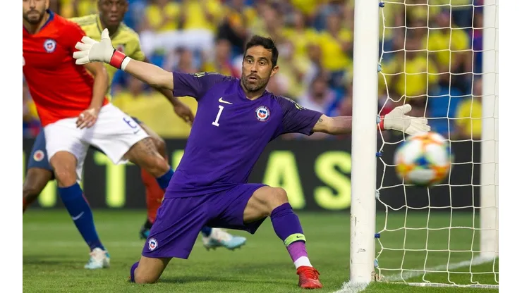 Claudio Bravo es el único representante de uno de los dos equipos más populares en la formación de Chile que se adelanta para enfrentar a Argentina
