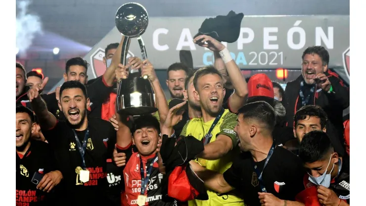 Colón celebra la obtención del primer título de su historia