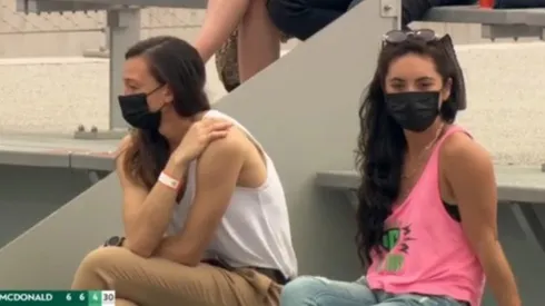 Tiane Endler y su pareja viendo el partido de Cristian Garin