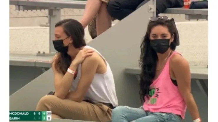 Tiane Endler y su pareja viendo el partido de Cristian Garin