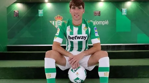 Juan Miranda posa con la camiseta del Betis