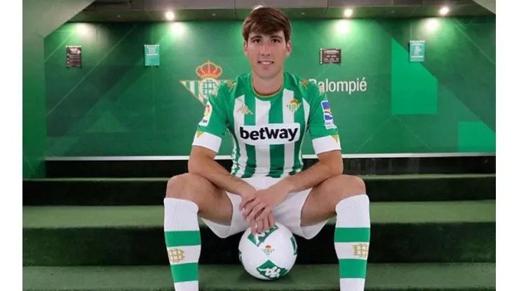 Juan Miranda posa con la camiseta del Betis