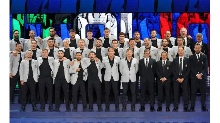 La selección italiana posando en show de TV de la RAI