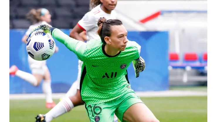 Tiane Endler tuvo una dura llegada al PSG y hoy se propone ser la mejor del mundo.