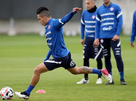 Vidal y tres más se quedan abajo del avión para enfrentar a Argentina