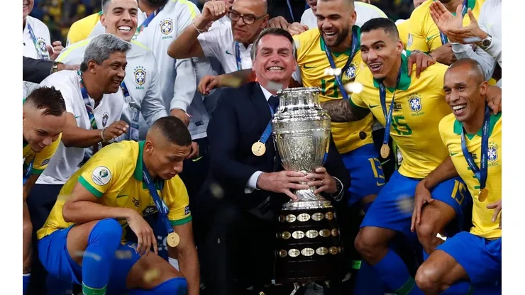 Bolsonaro se entusiasma con la opción de que se haga en Brasil la Copa América