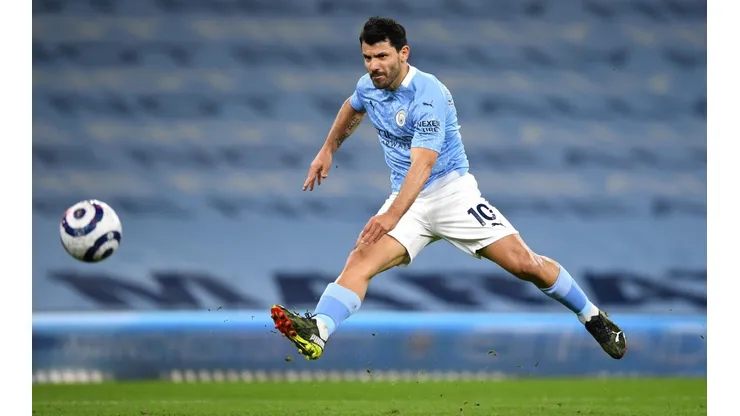 Aguero no se quiso despedir sin antes dejar lindos recuerdos a los trabajadores del club.