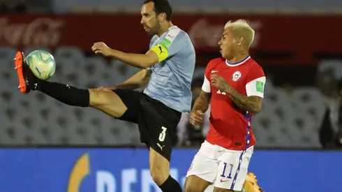 Diego Godín enfrentando a Chile en Eliminatorias en octubre de 2020