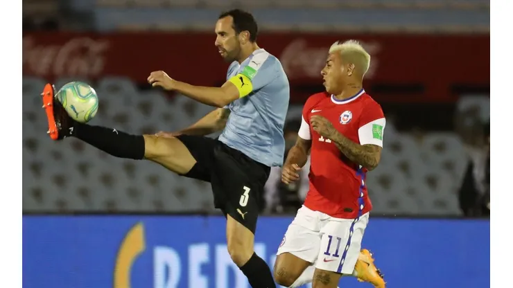 Diego Godín enfrentando a Chile en Eliminatorias en octubre de 2020
