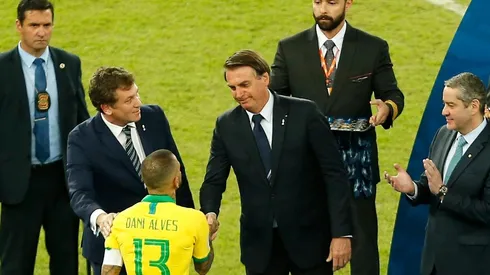 Bolsonaro entregando las medallas en la Copa América de 2019