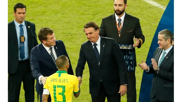 Bolsonaro entregando las medallas en la Copa América de 2019