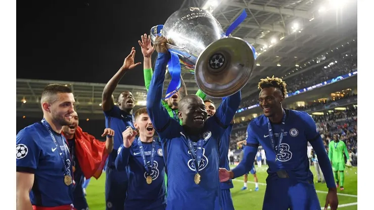 N'Golo Kanté levantando el trofeo de la Champions League