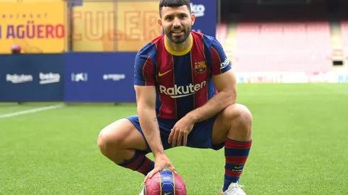 Sergio Agüero posó oficialmente con la camiseta de Barcelona.