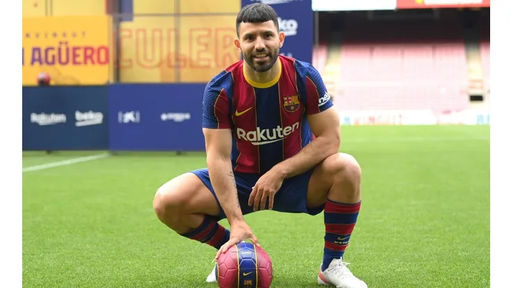 Sergio Agüero posó oficialmente con la camiseta de Barcelona.