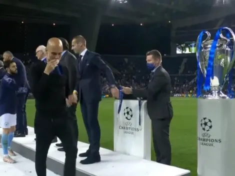 Pep Guardiola besó la medalla despreciada
