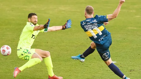 Cristian Menéndez vence a Mauricio Viana y le da el triunfo a Everton sobre Wanderers en el clásico.