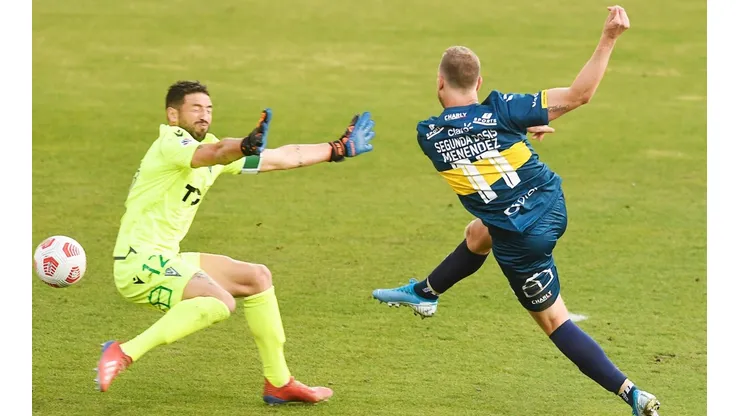 Cristian Menéndez vence a Mauricio Viana y le da el triunfo a Everton sobre Wanderers en el clásico.