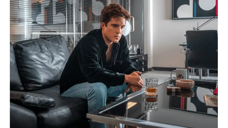 Diego Boneta como Micky, en el último capítulo de la segunda temporada de Luis Miguel, la serie.