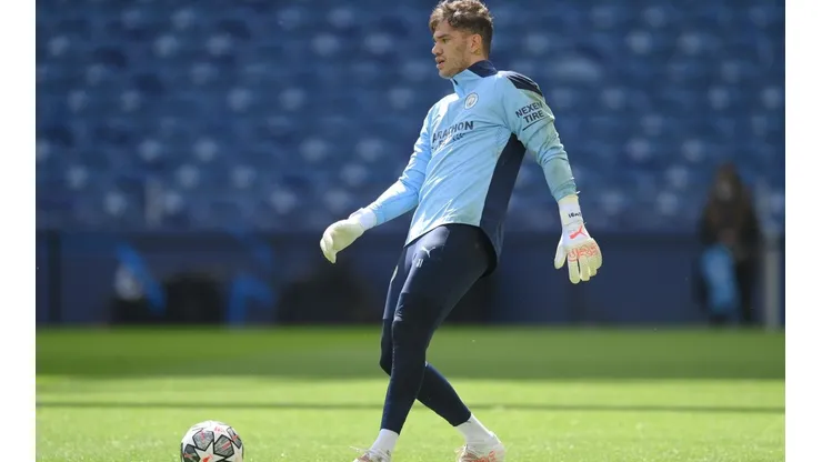 Ederson se luce en la práctica como cobrador de penales en el Manchester City.