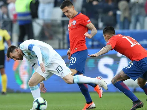 Línea de 3: Juvenal golpea la mesa con su formación de la Roja