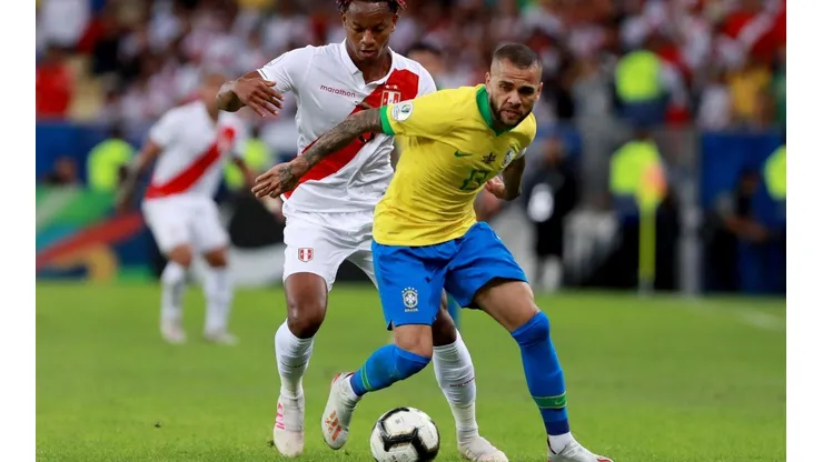 Dani Alves se perderá la doble fecha de eliminatorias con Brasil.