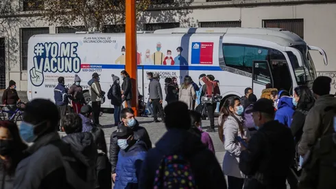 Los vacunatorios móviles han sido una solución, aunque no ha podido evitar la aglomeración.