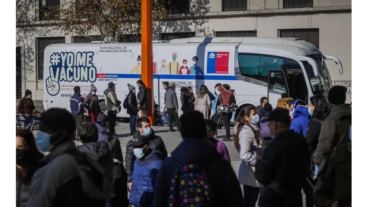 Los vacunatorios móviles han sido una solución, aunque no ha podido evitar la aglomeración.