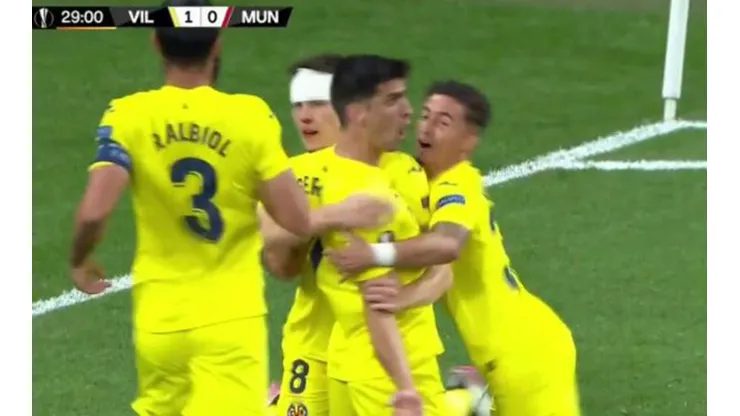 Gerard Moreno celebra con sus compañeros