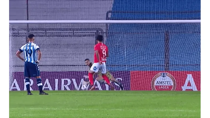 Gabriel Arias tapó un penal a Rentistas en Copa Libertadores.