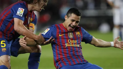 Alexis y Puyol compartieron en aeropuerto de Barcelona.