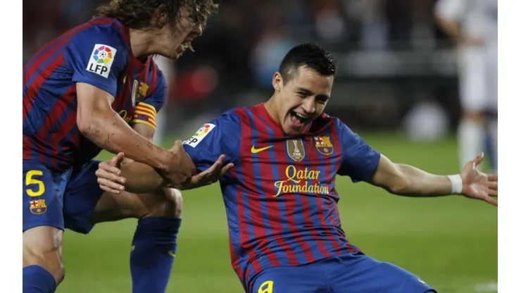 Alexis y Puyol compartieron en aeropuerto de Barcelona.