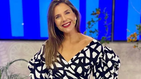 Julia Vial en el estudio de Hola Chile.