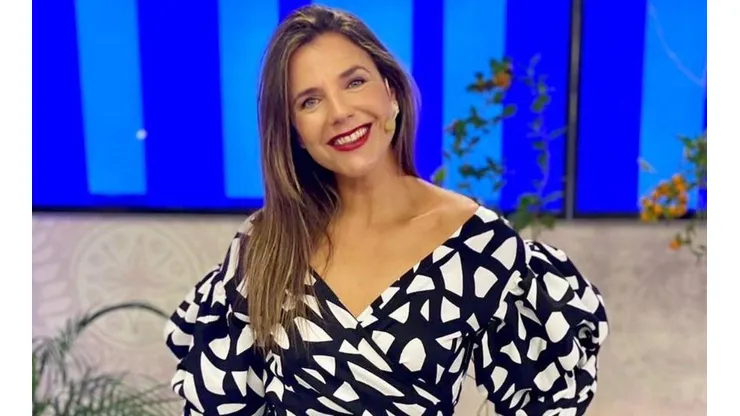 Julia Vial en el estudio de Hola Chile.