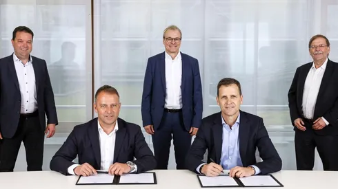 Flick en el momento de la firma con la selección germana