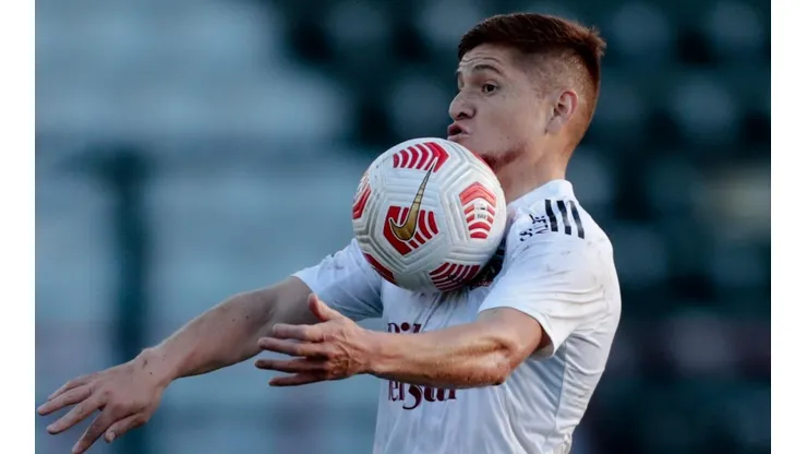 Leonardo Gil estremeció a sus compañeros en Colo Colo con fuerte arenga.