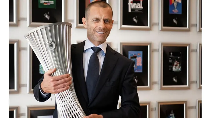 Ceferin, presidente de la UEFA, muestra el trofeo de la Conference League