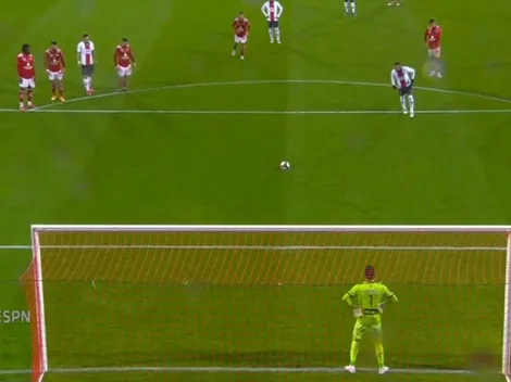 Video: Neymar falla penal con el portero regalando un palo