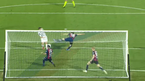 Gol de la Juventus con Gary Medel en la línea.