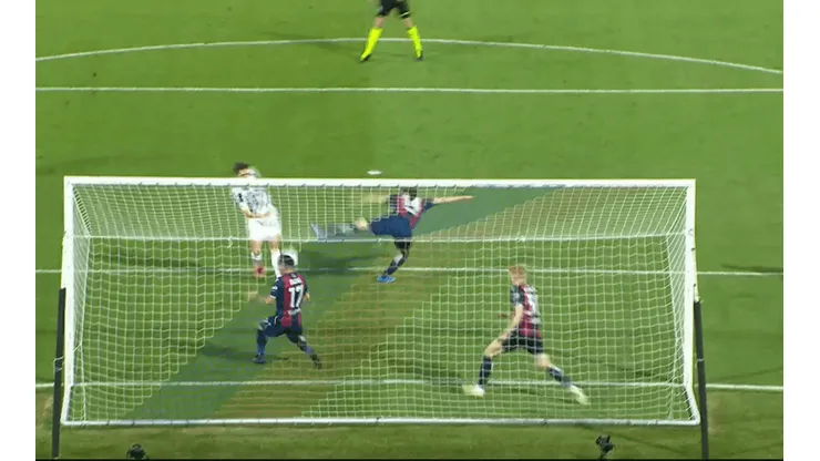 Gol de la Juventus con Gary Medel en la línea.