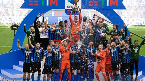 Alexis, Vidal e Inter levantaron la copa de campeón en la Serie A.